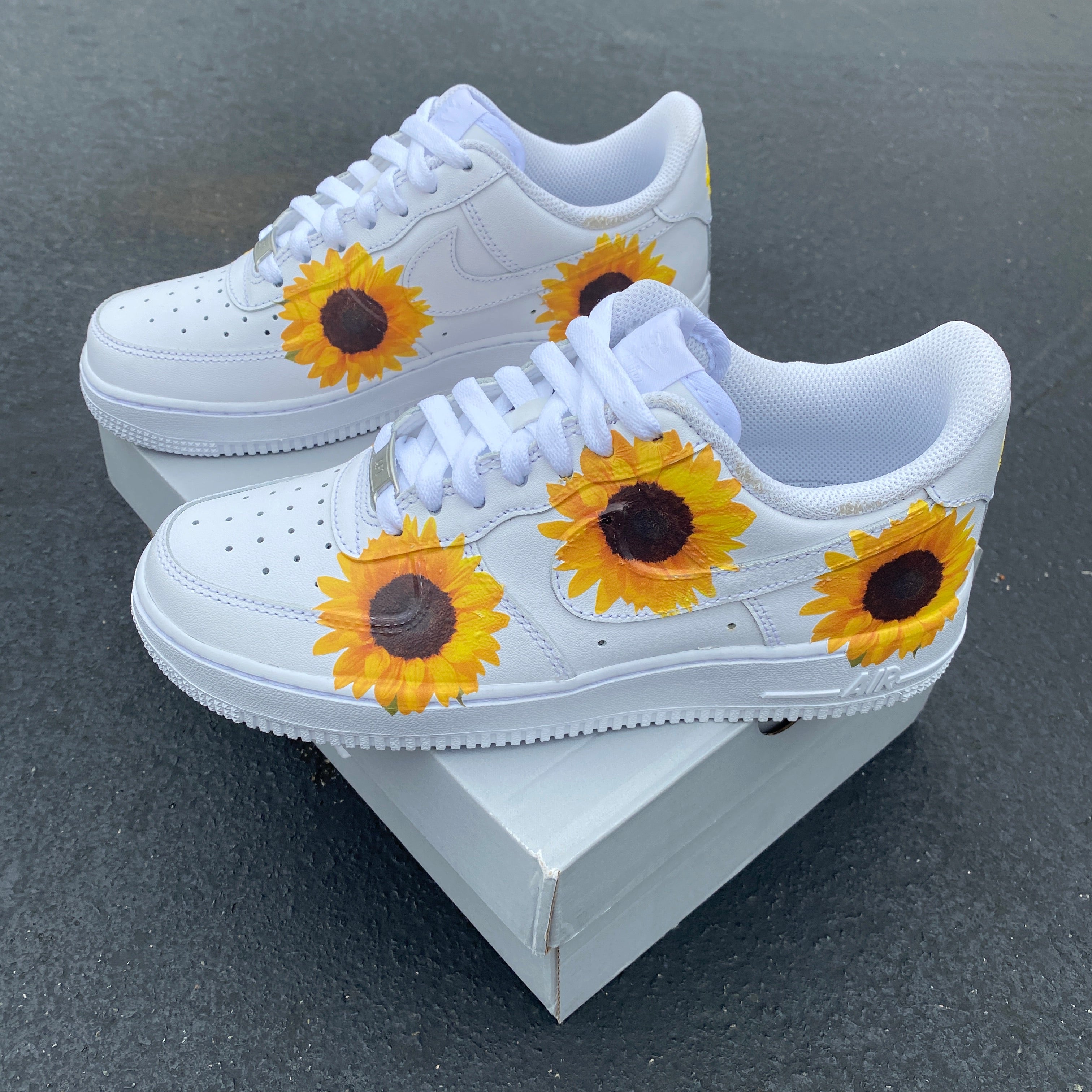 White nike sunflower outlet sandals