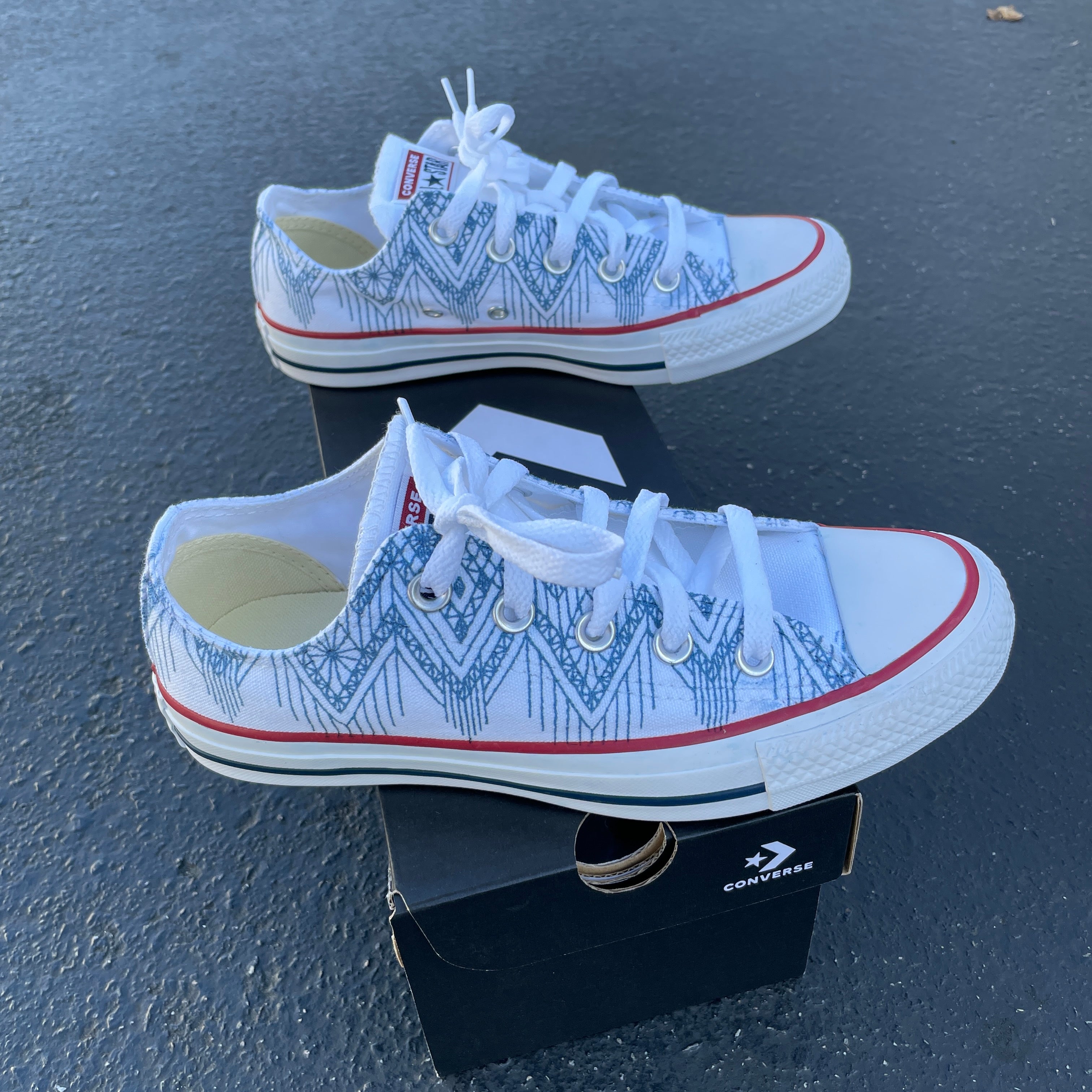 Converse blue and white best sale